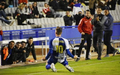 Édgar ahir a la Nova Creu Alta celebrant el seu magistral gol de falta directa | Críspulo Díaz